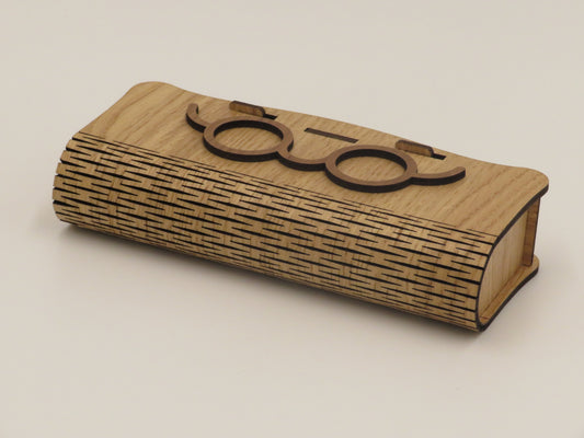 Brillenetui geschwungen