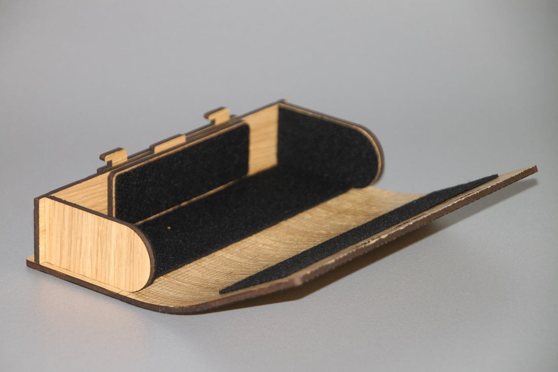 Brillenetui geschwungen