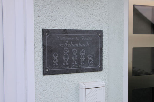 Familienschild aus Schiefer mit Strichfiguren personalisiert